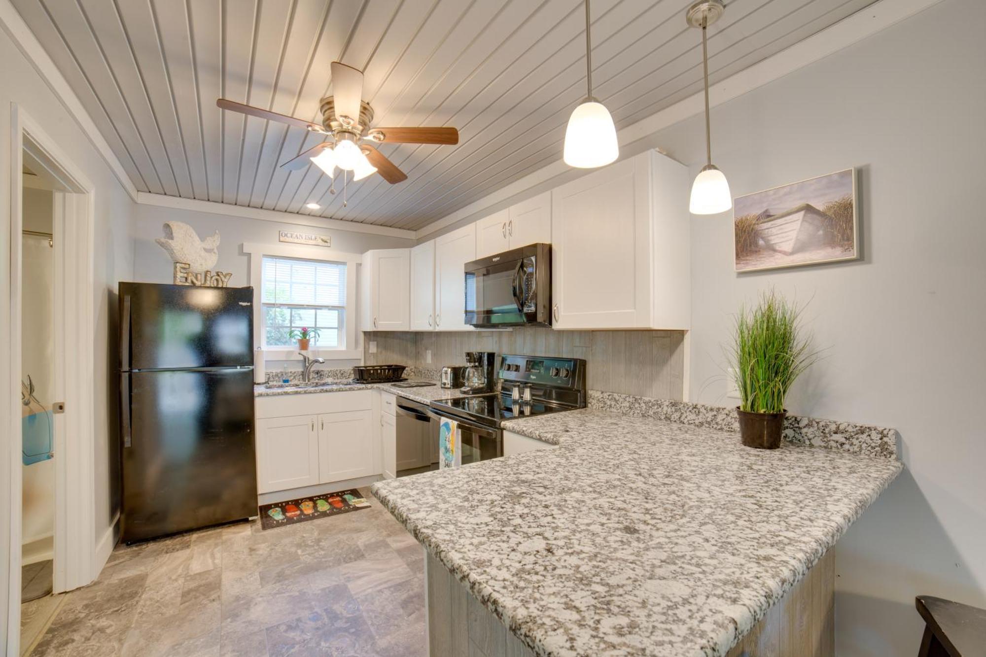 Ocean Isle Beach Studio With Patio - 1 Mi To Pier! Экстерьер фото