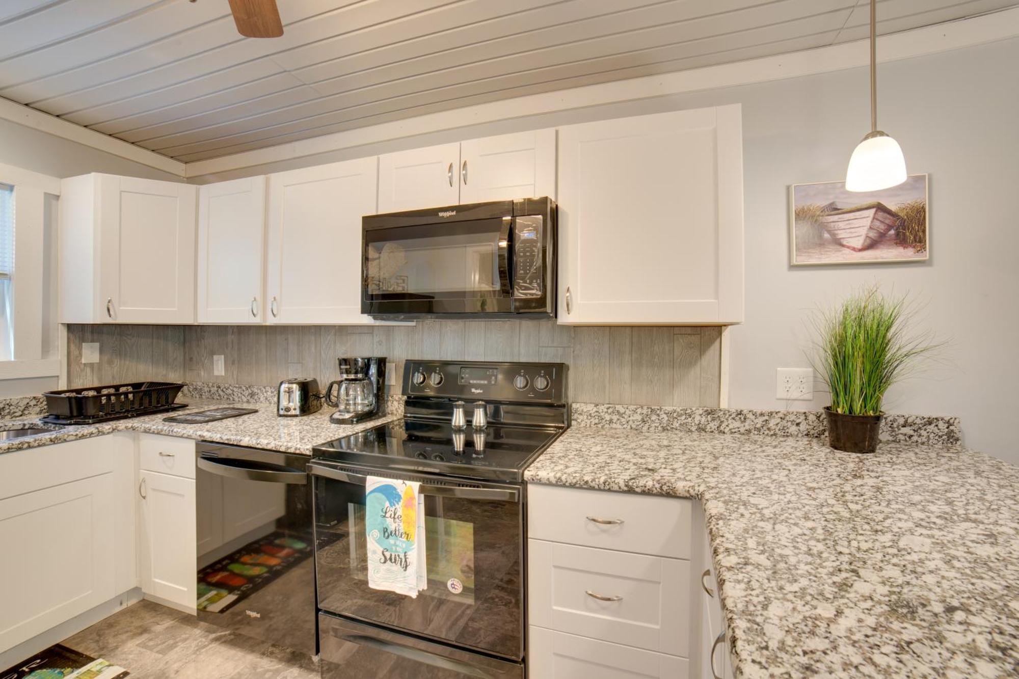 Ocean Isle Beach Studio With Patio - 1 Mi To Pier! Экстерьер фото